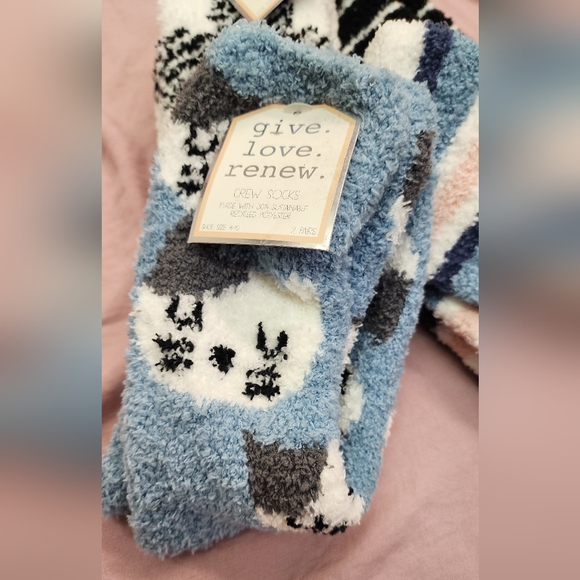 Give. Love. Renew. Women's 4-Pair Bundle Lounge Cozy Fuzzy Crew Socks- One Size - Picture 2 of 7